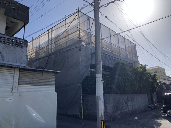 沖縄県那覇市Ｔ邸の足場組立・養生ネット・シート張り完了。