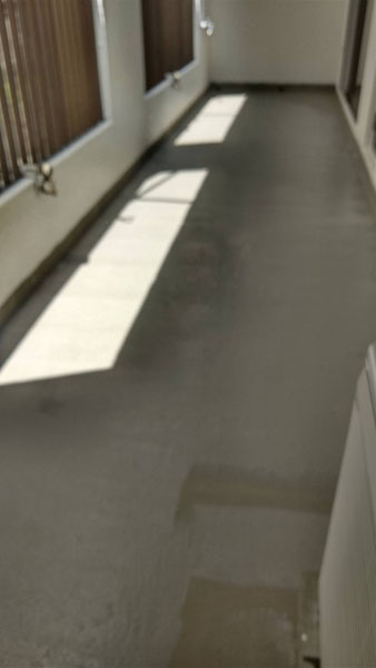 沖縄県那覇市Ｔ邸の屋上・ベランダ下地調整材塗布。