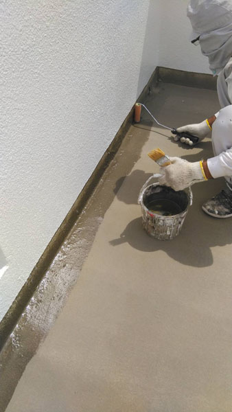 沖縄県那覇市Ｔ邸の立上がり入隅プライマー塗布後、コーキング充填。