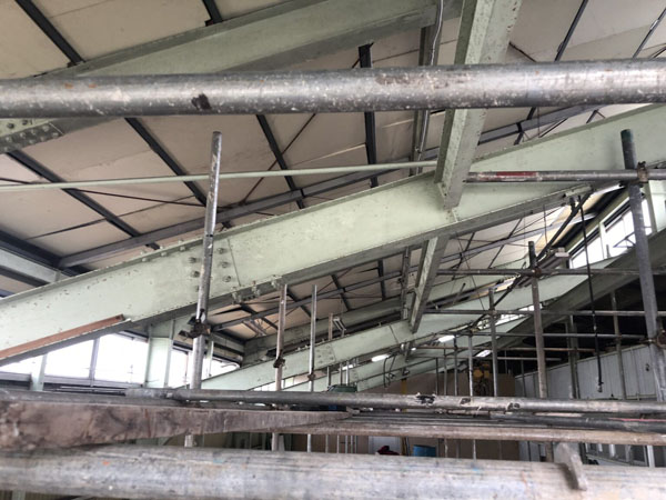 那覇市T倉庫様の外壁トタン塗装・屋上トタン屋根遮熱防水・内部鉄骨・トタン塗装工事を開始。