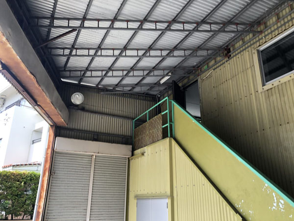 那覇市T倉庫様の外壁トタン塗装・屋上トタン屋根遮熱防水・内部鉄骨・トタン塗装工事を開始。