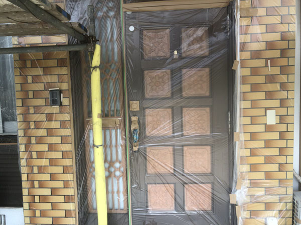 沖縄県南城市M邸の窓、サッシ、土間ビニール養生完了。
