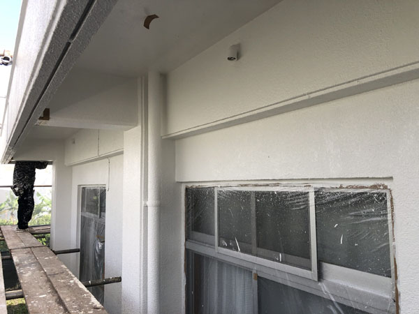 沖縄県南城市M邸の外壁塗装の中塗り・上塗り・だめこみ。