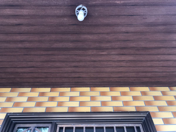 沖縄県南城市M邸の軒天・濡れ縁木部塗装。