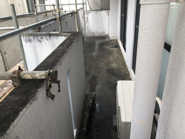 沖縄県豊見城市Ｎ邸のベランダ遮熱防水施工前