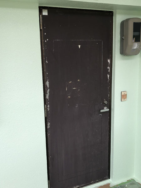 沖縄県那覇市Sアパート様のドア塗装前
