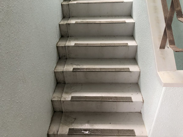沖縄県宜野湾市S邸の階段施工前