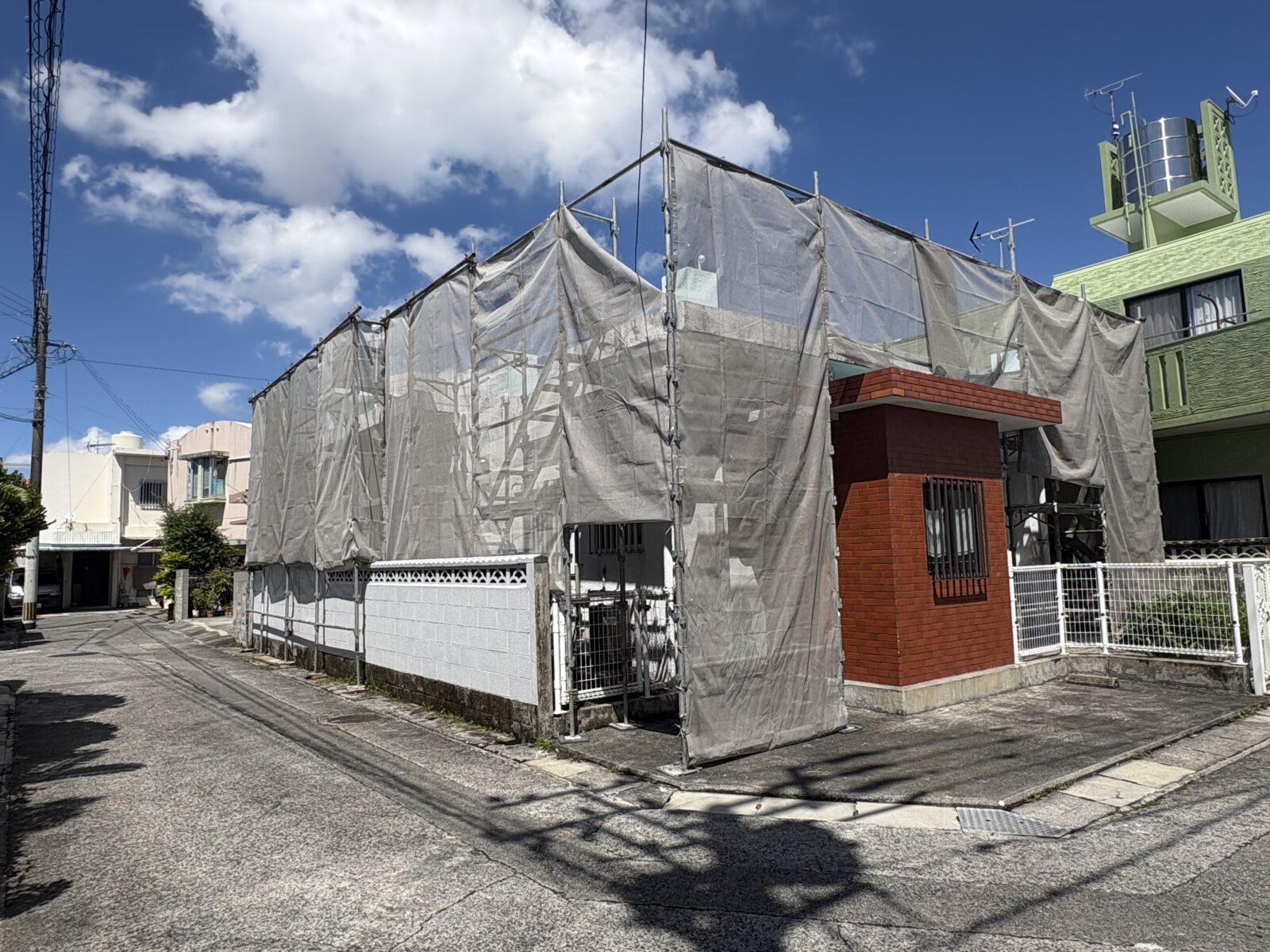 沖縄県那覇市Ｈ様邸の足場組立完了