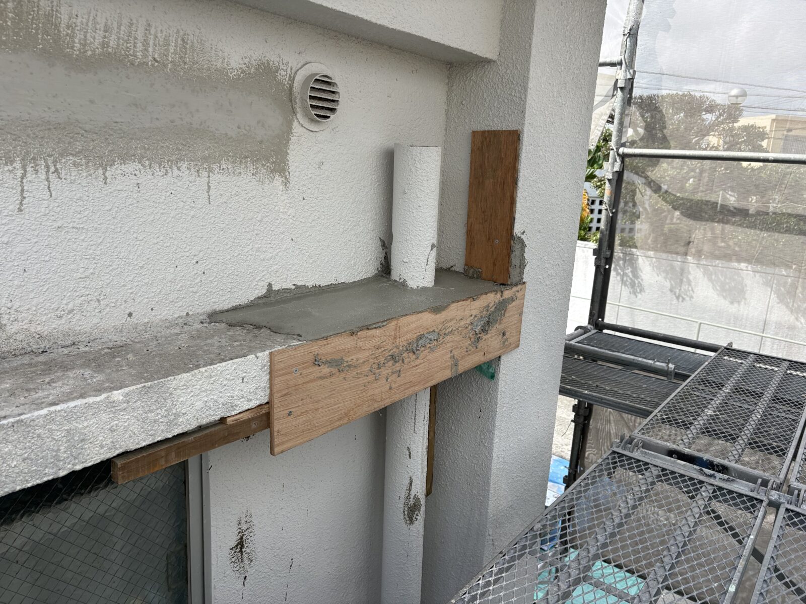 沖縄県那覇市Ｈ様邸の小庇仮枠取付け