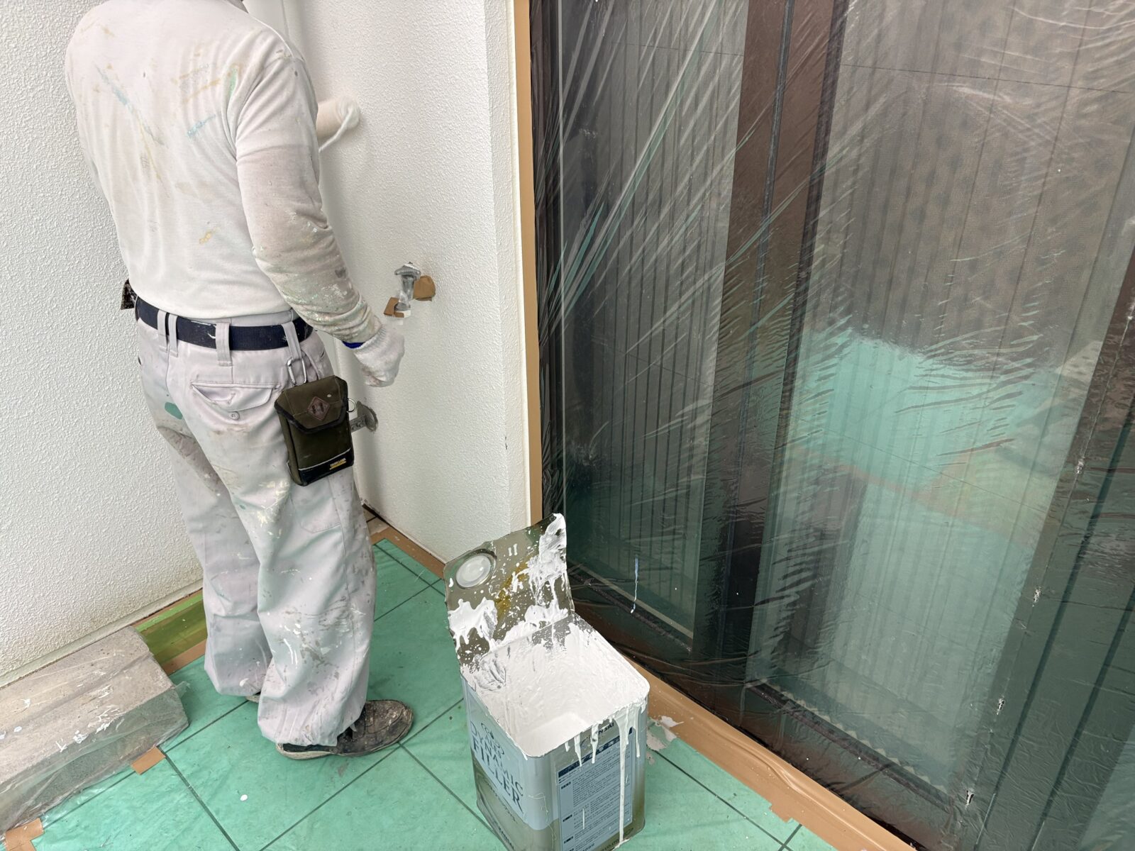 沖縄県那覇市H様邸の外壁塗装で下塗りを行う職人さん
