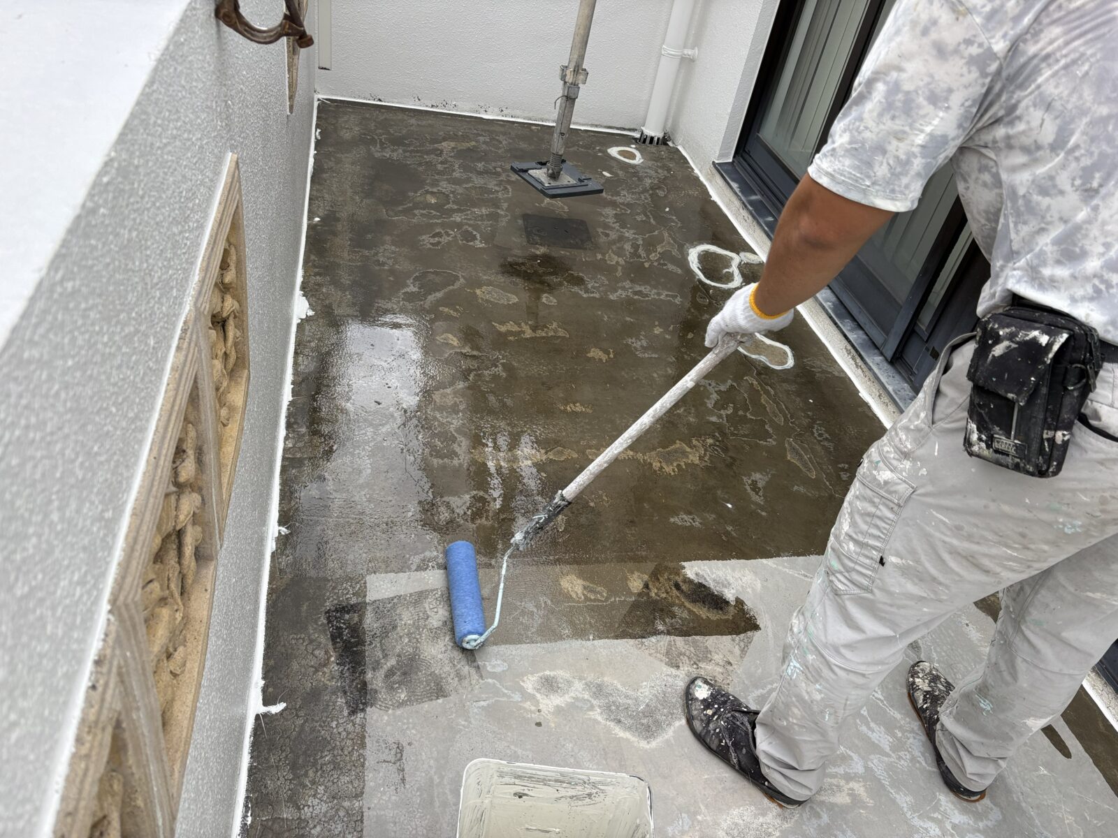 沖縄県那覇市H様邸のベランダ遮熱防水施工中